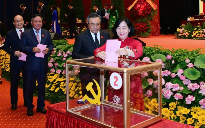 Bí thư Thành uỷ Hà Nội Bùi Thị Minh Hoài cùng các Phó Bí thư bỏ phiếu bầu Ban chấp hành Đảng bộ khoá mới, chiều 16/10. Ảnh: Hoàng Phong