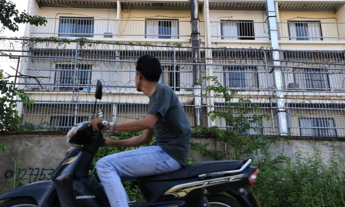 Bên ngoài khu phức hợp Won-gu, được cho là một trong những căn cứ của tổ chức lừa đảo qua điện thoại, ở thủ đô Phnom Penh, Campuchia, ngày 15/10. Ảnh: Chosun