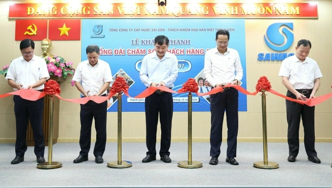Lãnh đạo Tổng công ty cấp nước Sài Gòn và khách mời cắt băng khánh thành Tổng đài chăm sóc khách hàng Sawaco. Ảnh: Đinh Bích