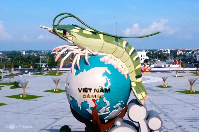 Quảng trường Phan Ngọc Hiển với biểu tượng con tôm Cà Mau cao 24 m là điểm nhấn đối với du khách khi đến tỉnh. Ảnh: An Minh