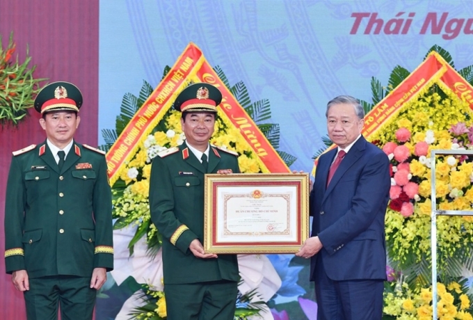 Tổng Bí thư Tô Lâm trao Huân chương Hồ Chí Minh tặng lực lượng vũ trang Quân khu 1. Ảnh: Trọng Hải