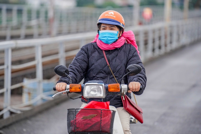 Người đi xe máy trên cầu Long Biên trong tiết trời lạnh cuối thu, đầu đông 2024. Ảnh: Hoàng Giang