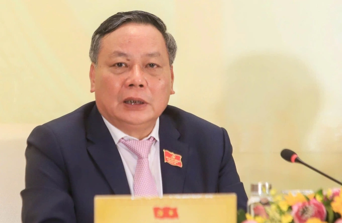Phó bí thư Thường trực Thành ủy Hà Nội Nguyễn Văn Phong trả lời tại họp báo sau đại hội, chiều 17/10. Ảnh: Hoàng Phong