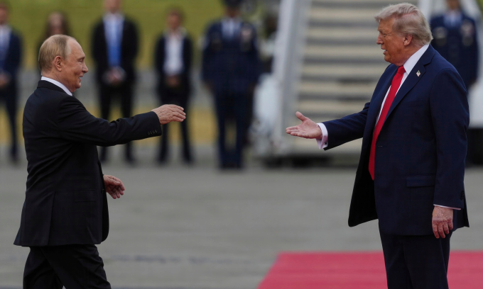 Tổng thống Trump (phải) chào đón Tổng thống Putin tại Alaska ngày 15/8. Ảnh: AP