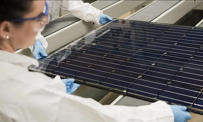 Các nhà nghiên cứu của Oxford PV thử nghiệm với pin mặt trời perovskite song song. Ảnh: Oxford PV