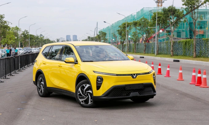 Limo Green tại một khu đô thị ở Hà Nội. Ảnh: Lương Dũng