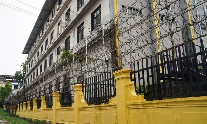 Hàng rào dây thép gai bên ngoài một khu nhà ở thành phố Sihanoukville, Campuchia, nơi nhà chức trách cho biết có bằng chứng về nạn buôn người, bắt cóc và tra tấn hồi năm 2022. Ảnh: Reuters