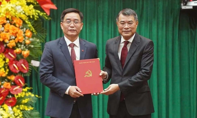 Ông Lê Minh Hưng trao quyết định của Bộ Chính trị cho ông Nguyễn Đình Trung. Ảnh: Vạn An