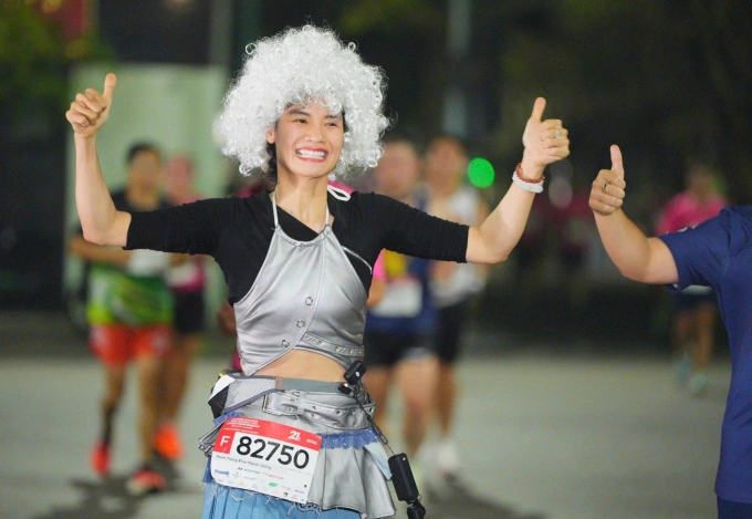 Runner với tạo hình vui nhộn ở giải chạy đêm Hà Nội năm ngoái. Ảnh: VnExpress Marathon