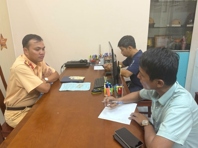CSGT làm việc với hai tài xế ôtô liên quan sự việc. Ảnh: Phòng CSGT TP HCM