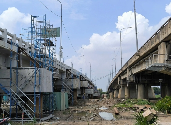 Hệ thống thiết bị phục vụ nâng cầu Bình Phước 1 (bên trái). Ảnh: Giang Anh