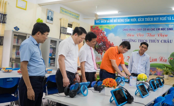 Ông Nguyễn Mậu Nhật Khánh - Trưởng đại diện Tập đoàn FPT tại Huế bàn giao thư viện điện tử cho Trường THCS Thuỷ Châu, Huế. Ảnh: Văn Bình.