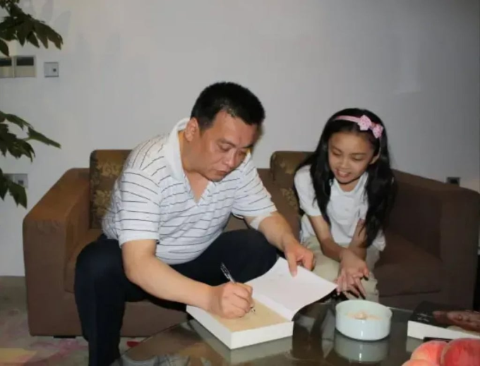 Demi Guo và bố, ông Guo Huaqiang. Ảnh: QQ