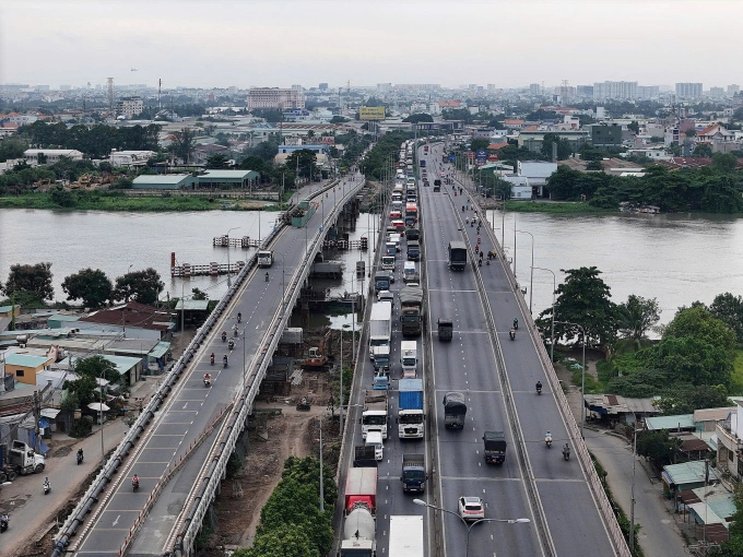 Cầu Bình Phước 1 ở bên trái. Ảnh: Giang Anh