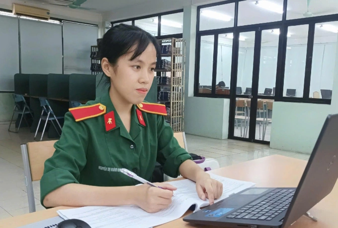 Khánh Huyền trong một buổi tự học tại Học viện Kỹ thuật quân sự. Ảnh: Nhân vật cung cấp