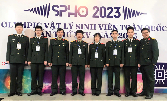 Huyền là nữ sinh duy nhất của Học viện Kỹ thuật quân sự dự Olympic Vật lý sinh viên toàn quốc năm 2023. Ảnh: Nhân vật cung cấp