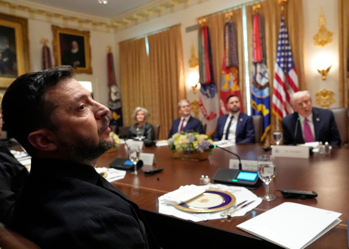 Tổng thống Mỹ Donald Trump phát biểu trước khi bắt đầu bữa trưa làm việc với người đồng cấp Ukraine Volodymyr Zelensky tại Nhà Trắng ngày 17/10. Ảnh: AP