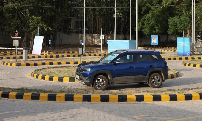 Khu sa hình của một trường đào tạo lái xe ở Ấn Độ. Ảnh: Indian Express