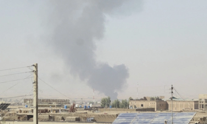 Khói bốc lên từ phía Afghanistan sau các cuộc đấu súng giữa lực lượng Pakistan và Afghanistan hôm 15/10. Ảnh: Reuters