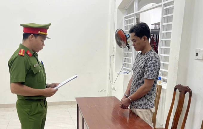 Công an đọc lệnh bắt giam Huỳnh Kim Vịnh. Ảnh: Thành Anh