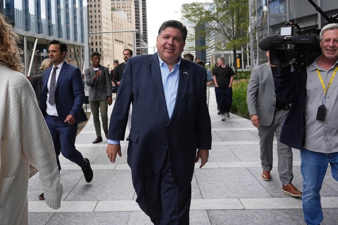 Thống đốc Illinois JB Pritzker tại thành phố Chicago ngày 25/8. Ảnh: AFP