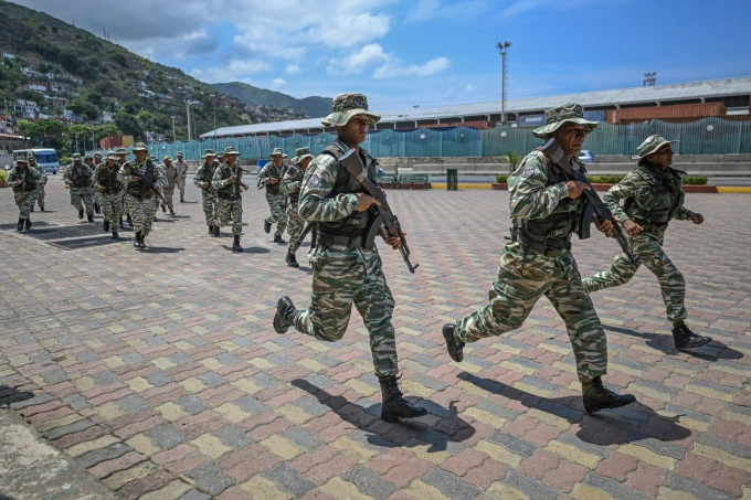Dân quân Venezuela tập trận tại La Guaira ngày 8/10. Ảnh: AFP