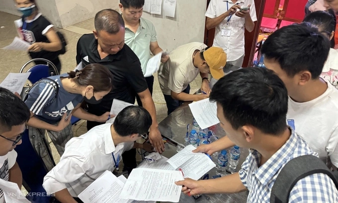 Nhà đầu tư tham gia cuộc đấu giá đất tại huyện Hoài Đức cũ vào tháng 8/2024. Ảnh: Anh Tú