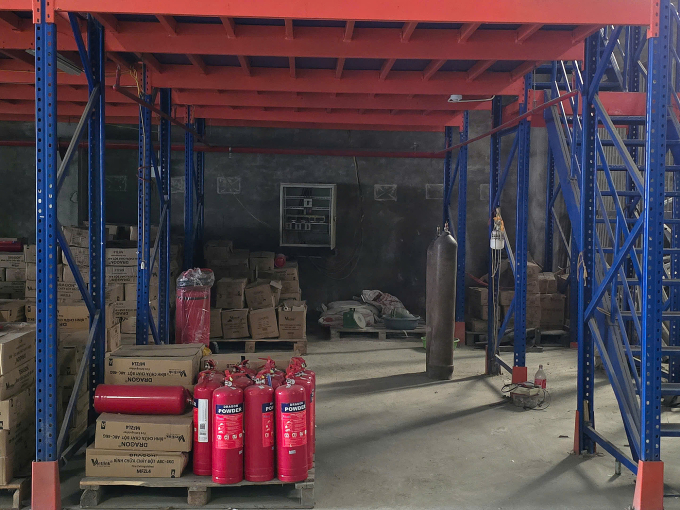 Kho hàng sản xuất các bình chữa cháy giả. Ảnh: Công an cung cấp