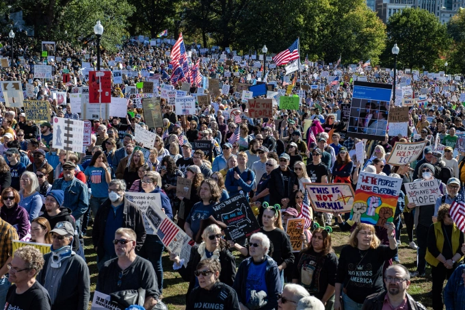 Người biểu tình phản đối Tổng thống Donald Trump ở Boston, bang Massachusetts ngày 18/10. Ảnh: AFP