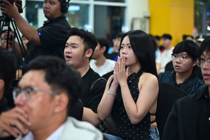 Khán giải đến chật kín khán đài.