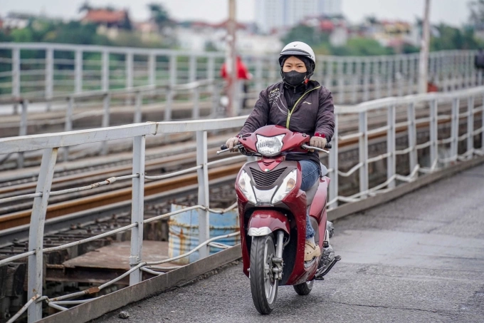 Người Hà Nội tham gia giao thông trong tiết trời lạnh. Ảnh: Hoàng Giang