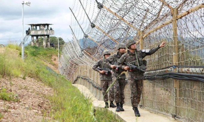 Binh sĩ Hàn Quốc tuần tra dọc đường giới tuyến tại DMZ hồi năm 2015. Ảnh: AFP