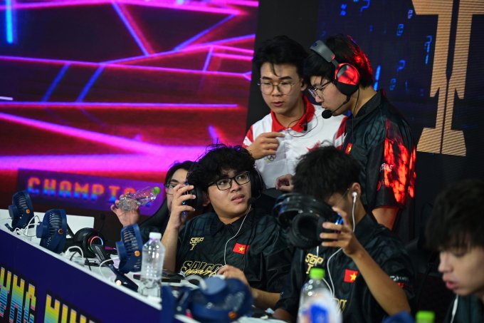 Các tuyển thủ và huấn luyện viên Saigon Phantom trao đổi chiến thuật trước một game đấu. Ảnh: Visa VMC Winter 2025