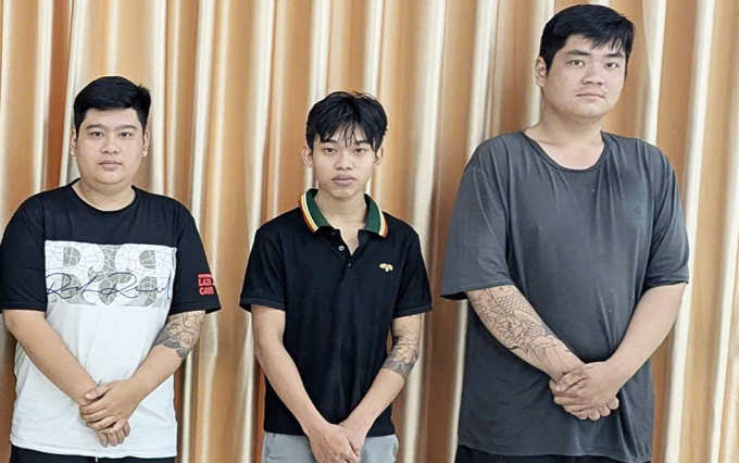 Phạm Minh Phương, Phạm Minh Nhật, Phan Tấn Điền (từ trái sang) tại cơ quan điều tra. Ảnh: An Phú