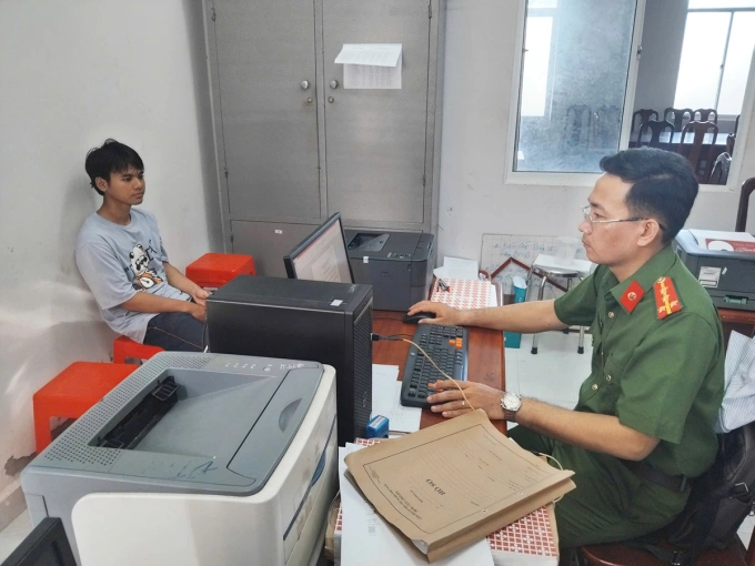 Trần Nhật Duy tại cơ quan điều tra. Ảnh: Nam An