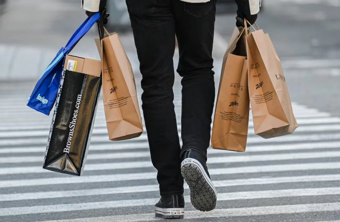 Người mua sắm trên đường phố Toronto, Canada. Ảnh: Canadian Press