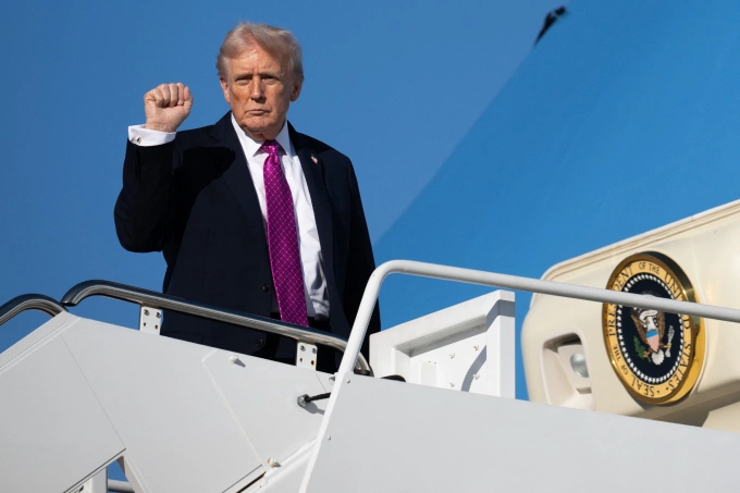 Tổng thống Mỹ Donald Trump bước lên chuyên cơ Không lực Một để di chuyển tới Mar-a-lago hôm 17/10. Ảnh: AFP