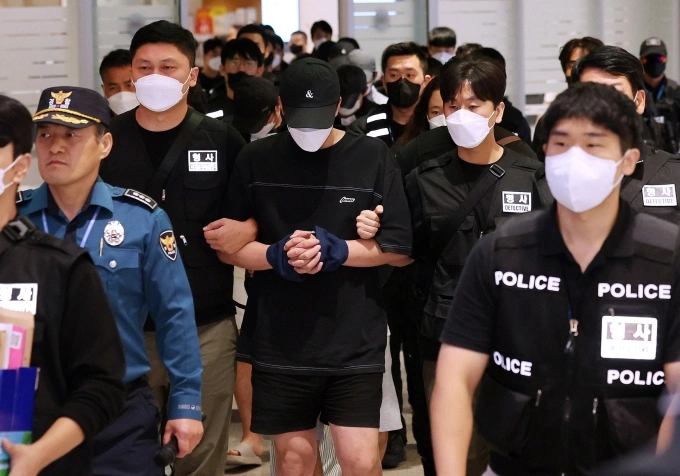 Công dân Hàn Quốc bị trục xuất về tới sân bay Incheon ngày 18/10. Ảnh: AFP