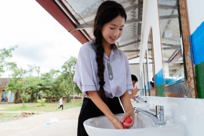 Niềm vui hiện lên gương mặt các em học sinh trong ngày khánh thành nhà vệ sinh mới. Ảnh: Tùng Đinh