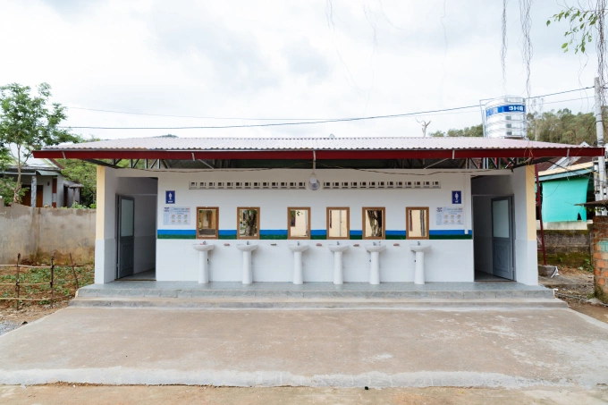 Nhà vệ sinh mới của thầy và trò trường cấp 2 Hưng Trạch. Ảnh: Tùng Đinh