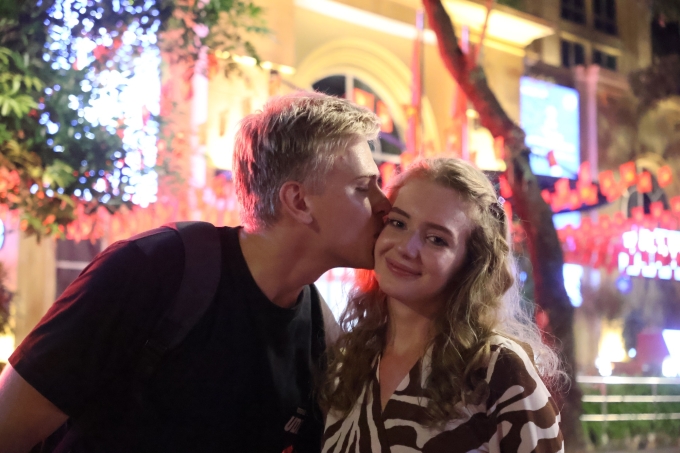 Kirill Razanov và Arina Airikh thể hiện tình cảm với nhau khi cùng dạo bước ngắm Hà Nội về đêm. Ảnh: Hải Long