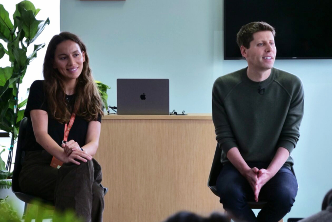 Mira Murati và Sam Altman tại sự kiện OpenAI DevDay ở San Francisco năm 2023. Ảnh: GeekWire/Todd Bishop