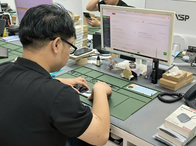 Nhân viên kỹ thuật bảo hành máy ngay tại kho vệ tinh. Ảnh: Hoài Phương