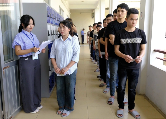 Thí sinh xếp hàng chờ đối chiếu thẻ dự thi tiếng Hàn để lấy suất đi làm việc theo Chương trình EPS, tháng 5/2025 Ảnh: Hồng Chiêu