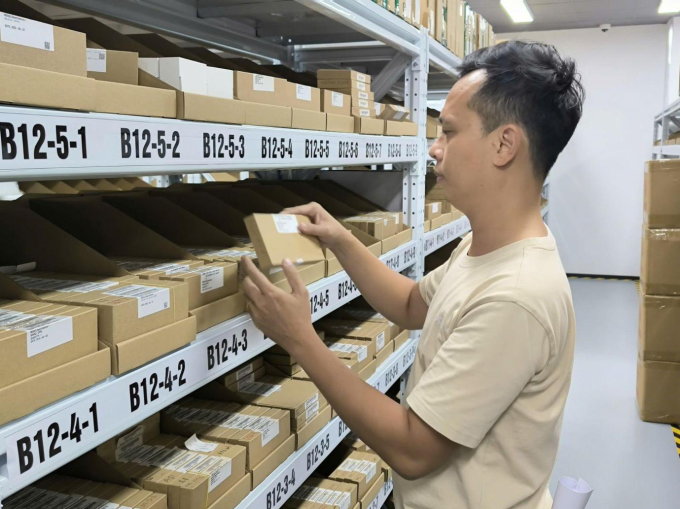 Ông Võ Lưu Thuận kiểm tra linh kiện trong kho. Ảnh: Hoài Phương