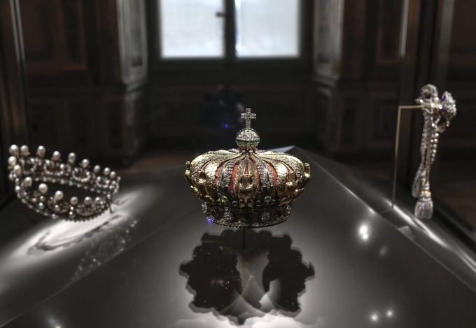 Một số bảo vật của hoàng gia Pháp được trưng bày tại Louvre, trước khi bị nhóm cướp lấy đi vào ngày 19/10. Ảnh: AFP