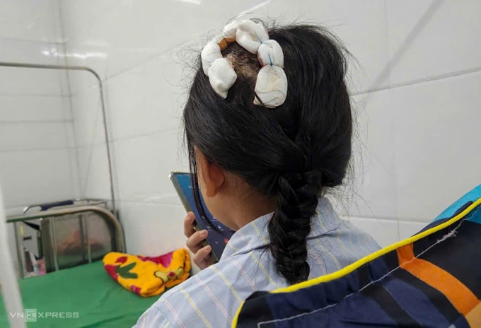 Bé Vy đang điều trị tại Bệnh viện Đa khoa TP Vinh, chiều 20/10. Ảnh: Đức Hùng