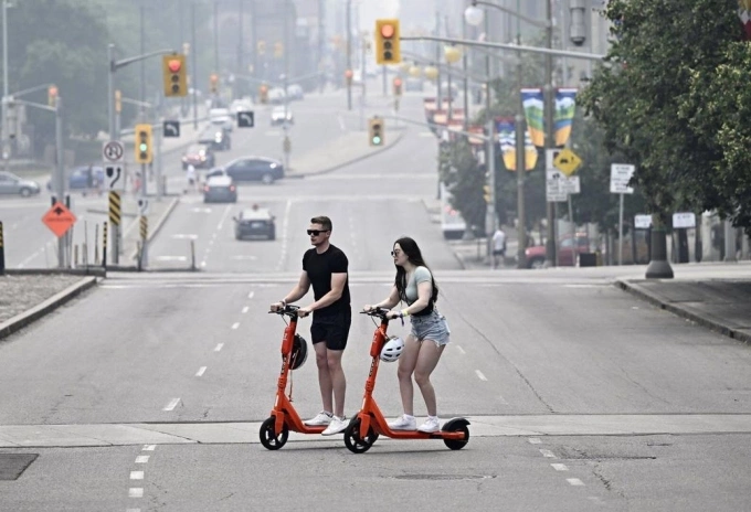 Scooter điện di chuyển ở Ottawa, Canada. Ảnh: Canadian Press