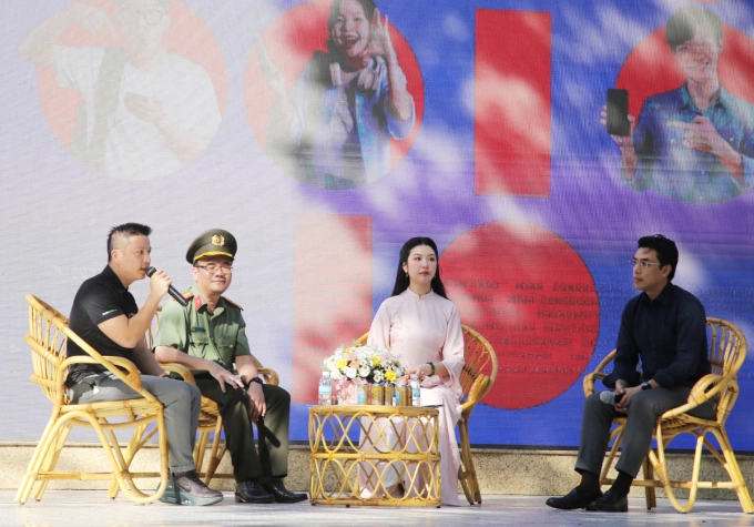 Chuyên gia Ngô Minh Hiếu (bìa trái) cùng Á hậu Thúy Vân trong buổi giao lưu. Ảnh: Quốc Thắng