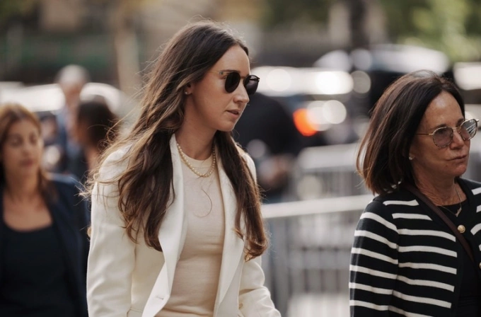Charlie Javice ra hầu tòa ở New York, ngày 29/9/2025. Ảnh: Bloomberg